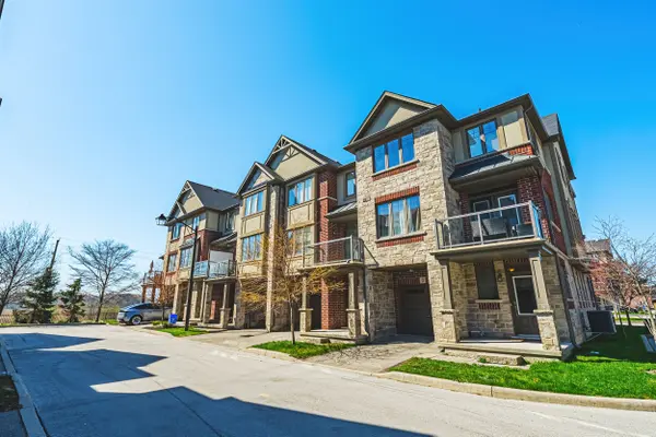 4 Bird LN, Hamilton, ON L9G 0G7