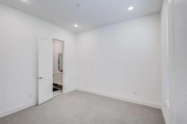 114 E Chester Court, Dallas, TX 75203