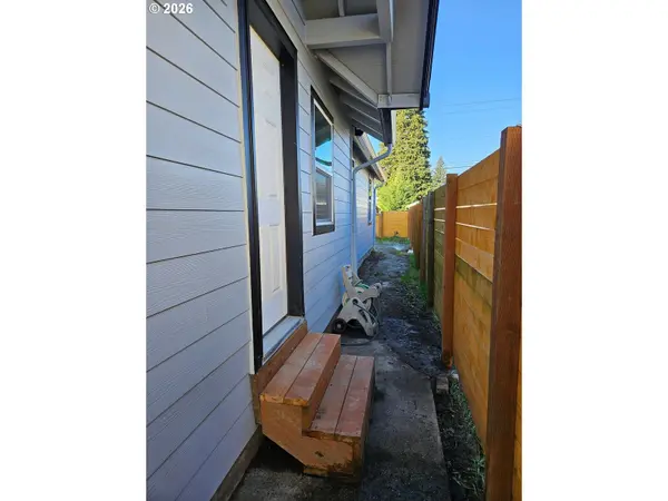 325/327 17TH AVE, Longview, WA 98632