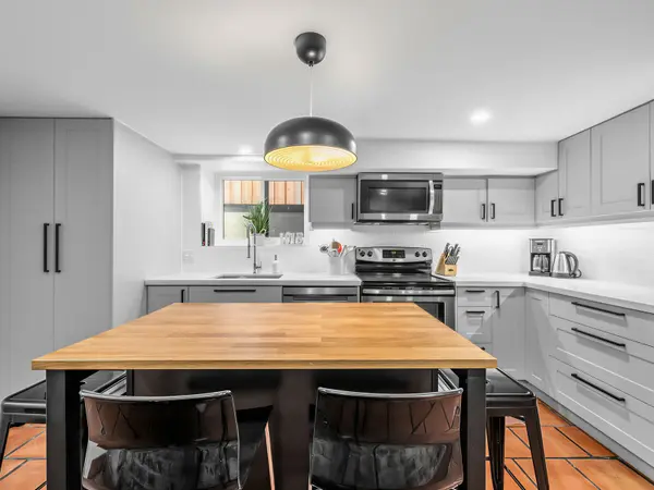 69 Crawford ST #B, Toronto C01, ON M6J 2V1