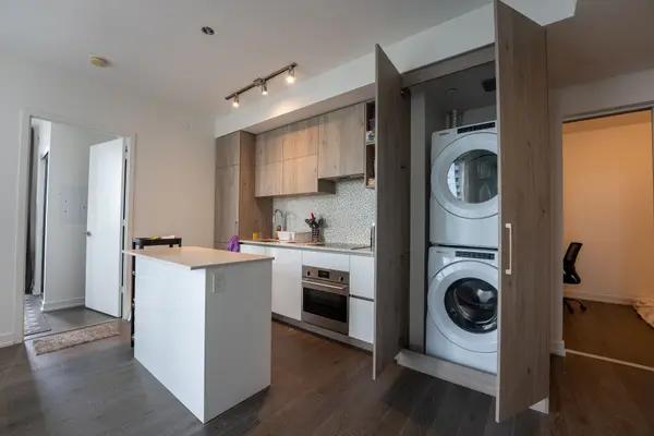 1 Yorkville AVE #3305, Toronto C02, ON M4W 0B1