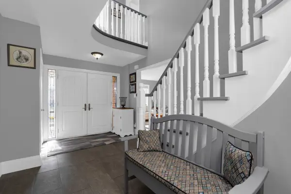 142 Ferndale DR S, Barrie, ON L4N 6Y6