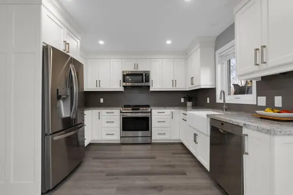 142 Ferndale DR S, Barrie, ON L4N 6Y6