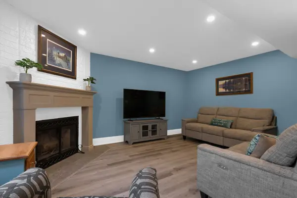 142 Ferndale DR S, Barrie, ON L4N 6Y6