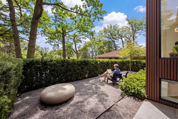 30 Edenbrook HL, Toronto W08, ON M9A 3Z6