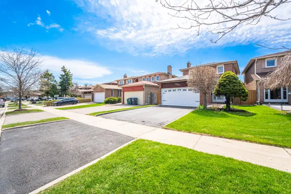 4302 Highgate CRES, Mississauga, ON L4W 3H2