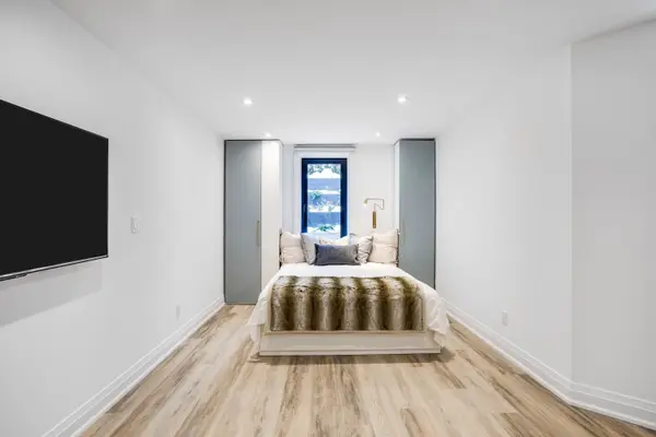 18 Milton ST #Lower, Toronto W06, ON M8Y 2X5