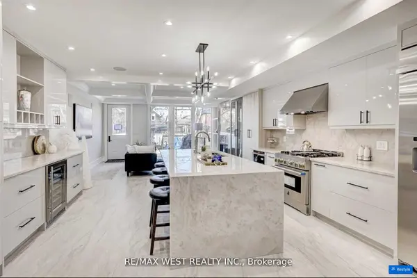 94 Lake CRES, Toronto W06, ON M8V 1W1