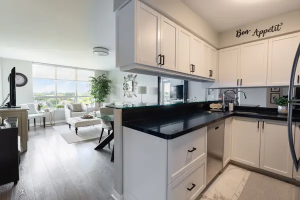 1140 Parkwest PL #709, Mississauga, ON L5E 3K9