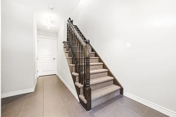 4 Bird LN, Hamilton, ON L9G 0G7