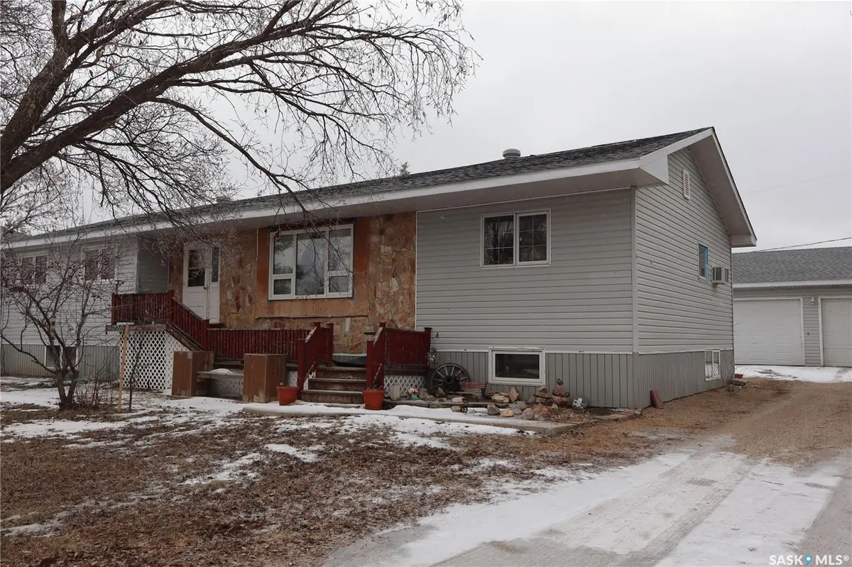 228 7th AVENUE E, Gravelbourg, SK S0H 1X0