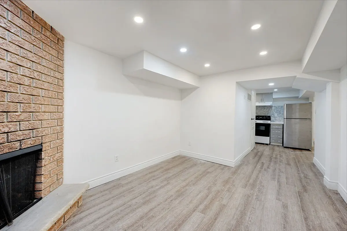 1098 Sawgrass CRES #Bsmt, Mississauga, ON L5C 3V4