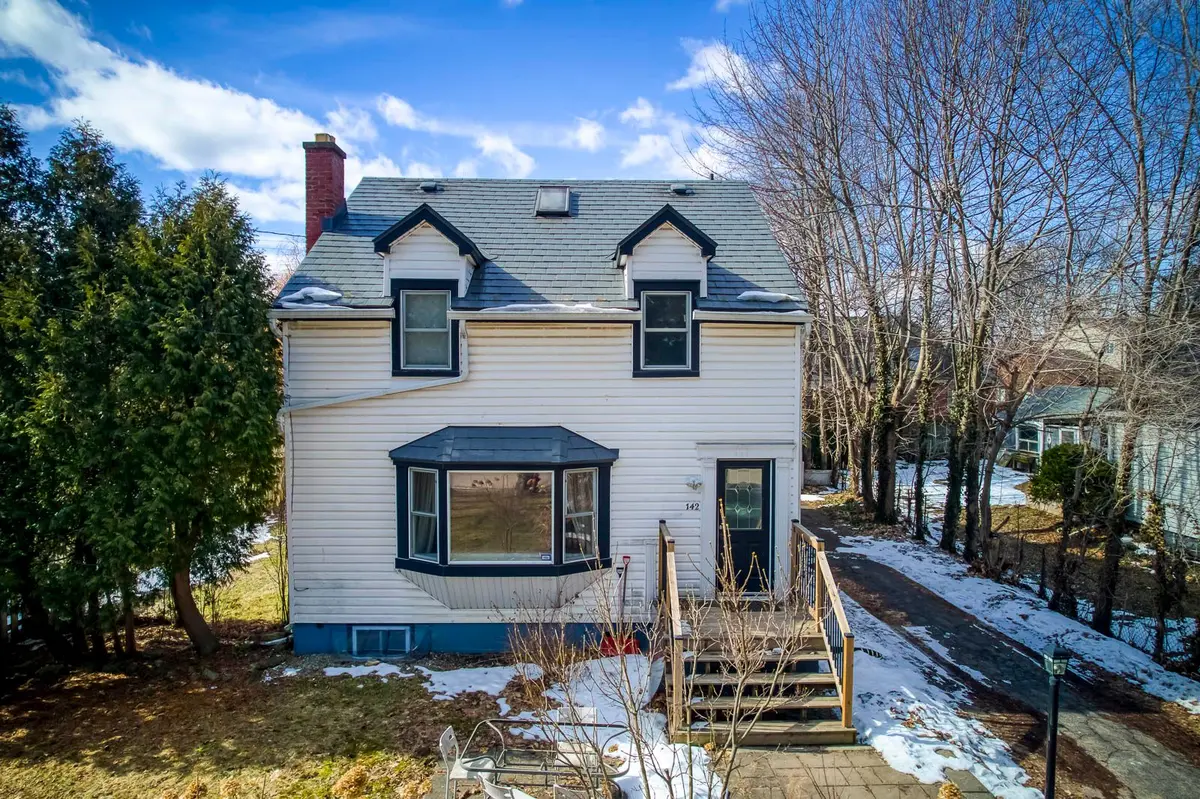 142 Ewen RD, Hamilton, ON L8S 3C7