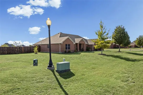 112 Springfield Lane, Red Oak, TX 75165