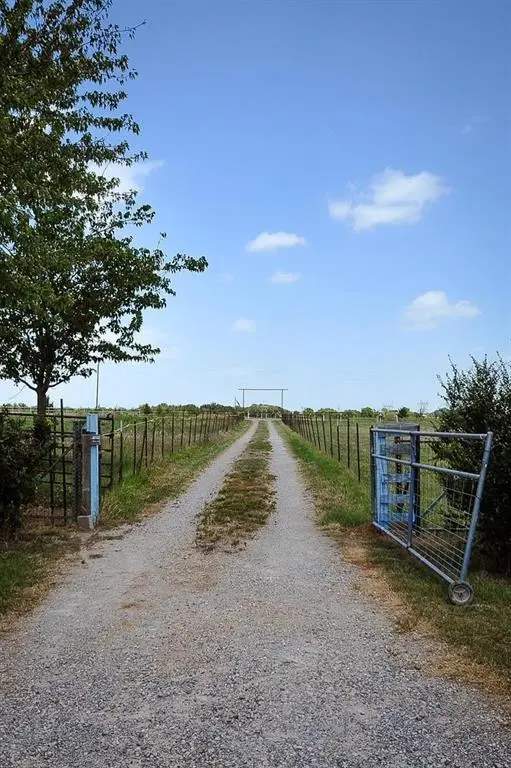 806 N Fm 1752, Savoy, TX 75479