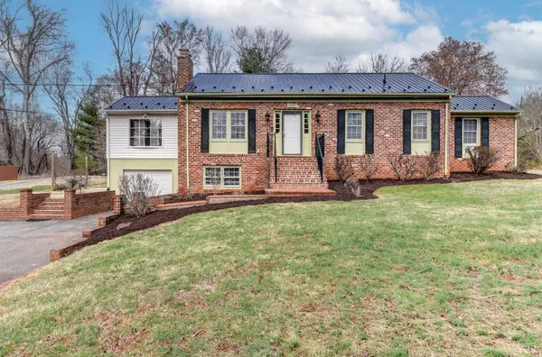 586 Kenmore RD,  Amherst,  VA 24521