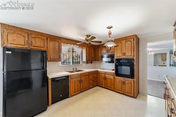 2302 Kent LN, Colorado Springs, CO 80909