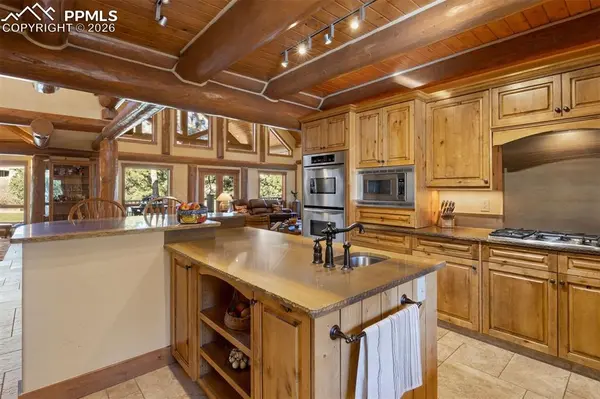 6833 Yampa DR, Larkspur, CO 80118