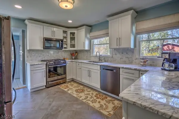 64 W Rayburn Rd, Long Hill Twp., NJ 07946