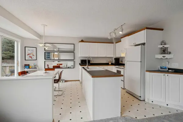 72 Mt Apex GN SE, Calgary, AB T2Z 2V4