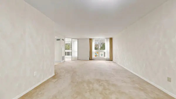 10 Kenneth AVE #212, Toronto C14, ON M2N 6K6