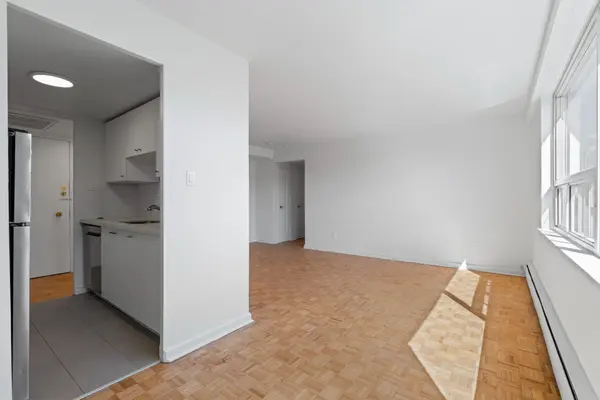 250 St Clair AVE W #402, Toronto C02, ON M4V 1R6