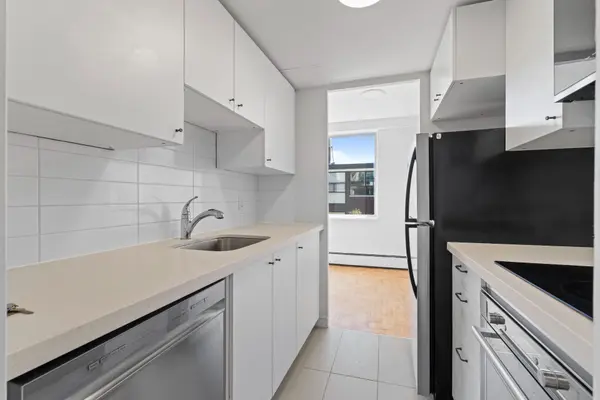 250 St Clair AVE W #402, Toronto C02, ON M4V 1R6