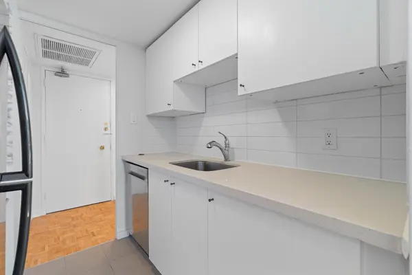 250 St Clair AVE W #402, Toronto C02, ON M4V 1R6