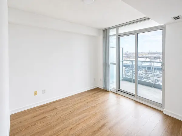 29 Singer CT #712, Toronto C15, ON M5V 3Z7