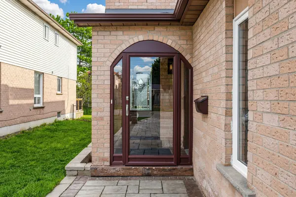 160 Newbridge CRES, Brampton, ON L6S 4B3