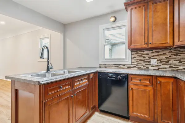 93 East 31st ST E #Upper, Hamilton, ON L9V 3N9