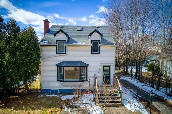 142 Ewen RD, Hamilton, ON L8S 3C7