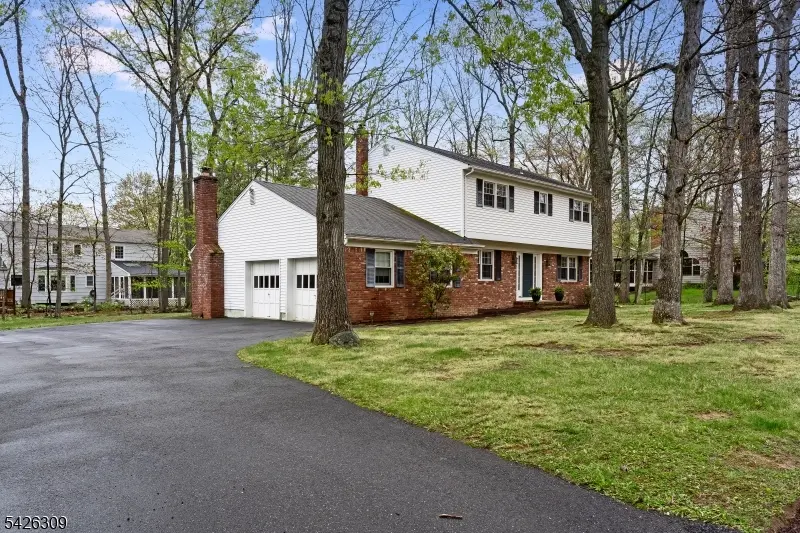 5 Hickory Dr, Morris Plains Boro, NJ 07950