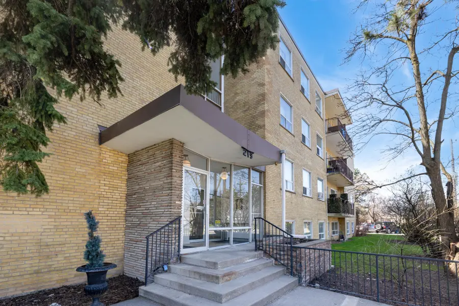 219 Wilson AVE #201, Toronto C04, ON M5M 3B2