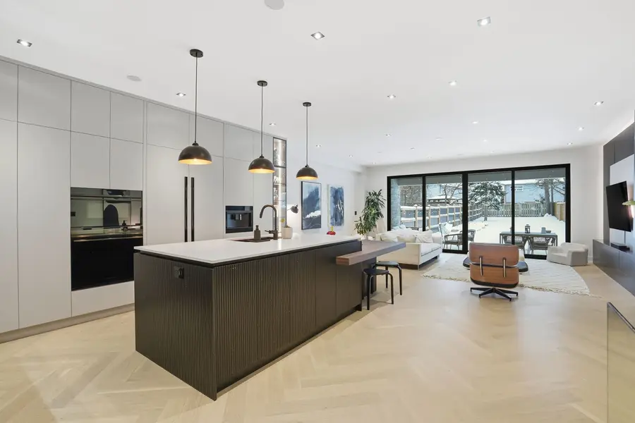 20B Broadview AVE, Mississauga, ON L5H 2S8