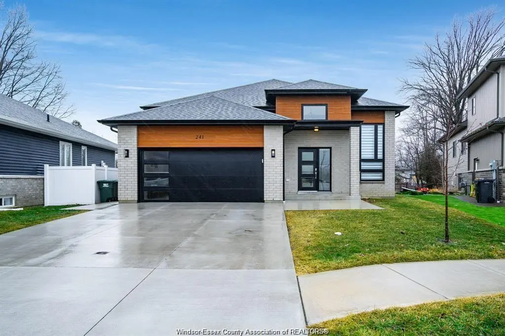 241 ROBINSON Avenue #UPPER, Essex, ON N8M 0A8