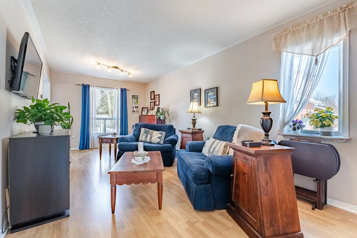 413 Levanna LN, Oakville, ON L6H 6B8