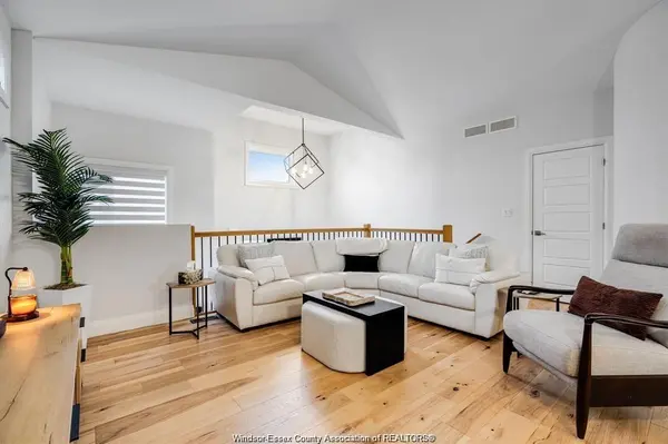 241 ROBINSON Avenue #UPPER, Essex, ON N8M 0A8