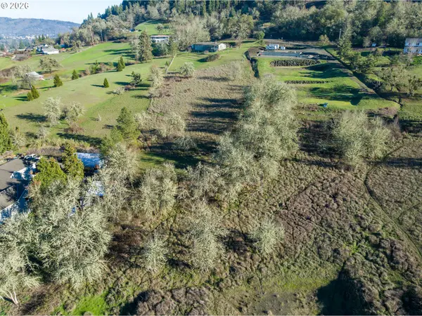 1448 Lookingglass RD, Roseburg, OR 97471