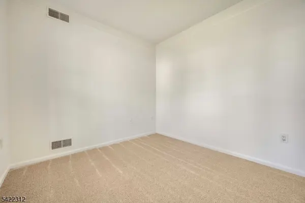 87 Kensington Cir, White Twp., NJ 07823