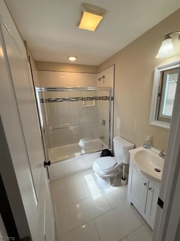 555 Hussa St, Linden City, NJ 07036