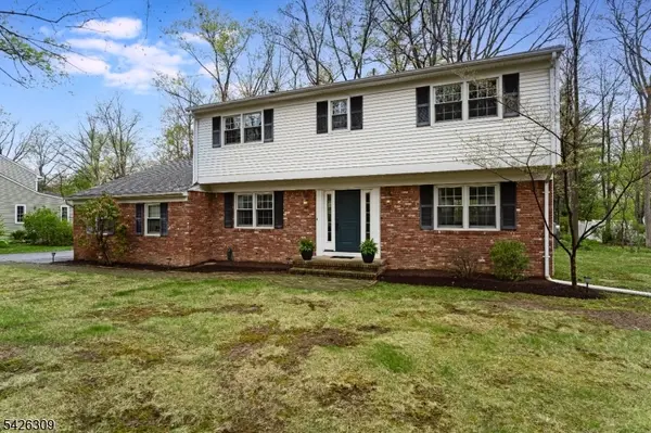 5 Hickory Dr, Morris Plains Boro, NJ 07950