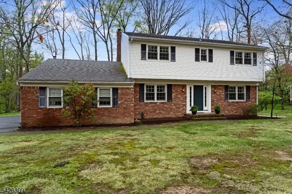 5 Hickory Dr, Morris Plains Boro, NJ 07950