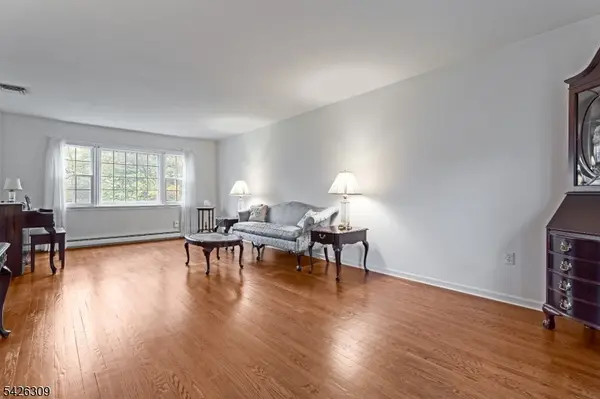 5 Hickory Dr, Morris Plains Boro, NJ 07950