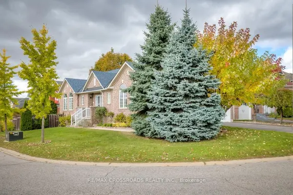 26 Lurosa CRES, Whitby, ON L1R 3A9