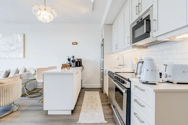 20 Gatineau DR #1010, Vaughan, ON L4J 0L3