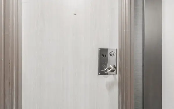 325 Webb DR #811, Mississauga, ON L4T 2J7