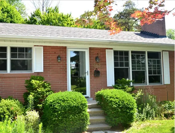 463 Avon CRES, Oakville, ON L6J 2T2