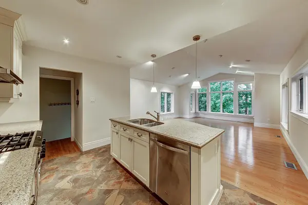 463 Avon CRES, Oakville, ON L6J 2T2