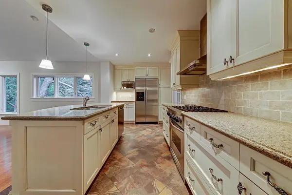 463 Avon CRES, Oakville, ON L6J 2T2